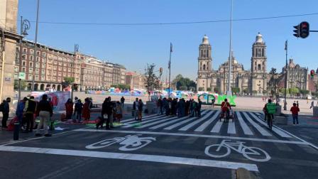 Triquis exigen apoyos económicos con bloqueo en zona Centro