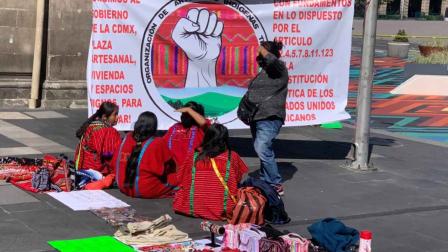 Triquis exigen apoyos económicos con bloqueo en zona Centro