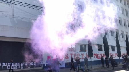 Con performance, exigen justicia por víctimas de violencia de género 