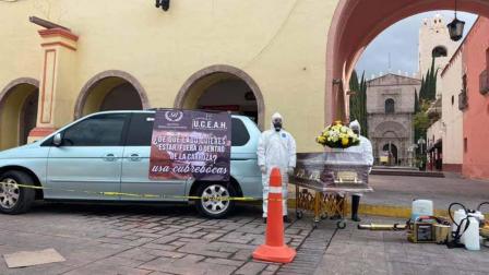 Comerciantes del municipio de Actopan, en el estado de Hidalgo, iniciaron una campaña preventiva contra el coronavirus covid-19, en la que sacaron a exhibir ataúdes en la vía pública.