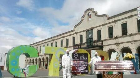 Comerciantes del municipio de Actopan, en el estado de Hidalgo, iniciaron una campaña preventiva contra el coronavirus covid-19, en la que sacaron a exhibir ataúdes en la vía pública.