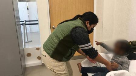 Mientras las autoridades mexicanas auxiliaban a la menor de edad, las personas migrantes adultas aprovecharon para atravesar a territorio estadounidense y abandonaron a la niña.