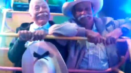 Un video que circula en redes sociales muestra el momento en el que dos adultos mayores “se divierten como niños”, en un juego mecánico de una feria popular.