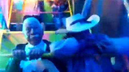 Un video que circula en redes sociales muestra el momento en el que dos adultos mayores “se divierten como niños”, en un juego mecánico de una feria popular.