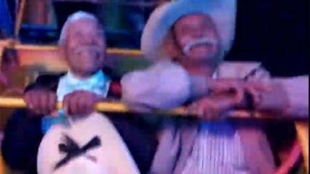 Un video que circula en redes sociales muestra el momento en el que dos adultos mayores “se divierten como niños”, en un juego mecánico de una feria popular.
