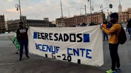 Los manifestantes pernoctaron en el inmueble de la sección 9 de la CNTE  y muy temprano caminaron al Zócalo. Foto: Jorge González
