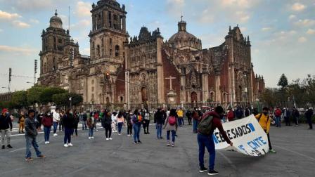 Los manifestantes pernoctaron en el inmueble de la sección 9 de la CNTE  y muy temprano caminaron al Zócalo. Foto: Jorge González