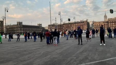 Los manifestantes pernoctaron en el inmueble de la sección 9 de la CNTE  y muy temprano caminaron al Zócalo. Foto: Jorge González