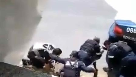 Se escuchan cientos de disparos de arma de fuego contra los policías que se resguardan detrás de la patrulla. Foto: Especial