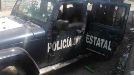 Se escuchan cientos de disparos de arma de fuego contra los policías que se resguardan detrás de la patrulla. Foto: Especial