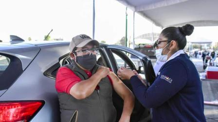 Brindan transporte a abuelitos para que acudan a vacunarse en Chalco