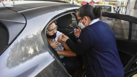 Brindan transporte a abuelitos para que acudan a vacunarse en Chalco