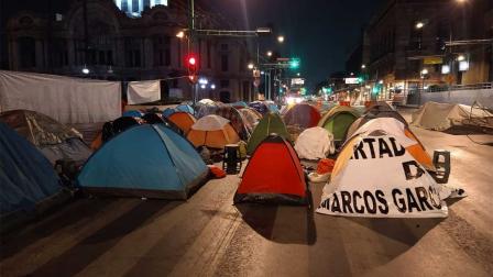 Fue la tarde del lunes qué artesanos indígenas volvieron a colocar su campamento en la esquina del Eje Central Lázaro Cárdenas y la Avenida Juárez en la colonia Centro