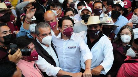 Morena se planta afuera del INE para presionar devolución de candidaturas