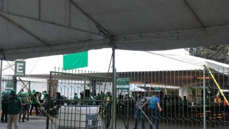 Adultos mayores vigilan la aplicación de su vacuna