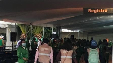 Adultos mayores vigilan la aplicación de su vacuna