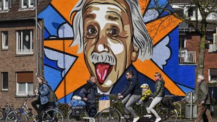 Albert Einstein sacando la legua, la moneda más pequeña del mundo