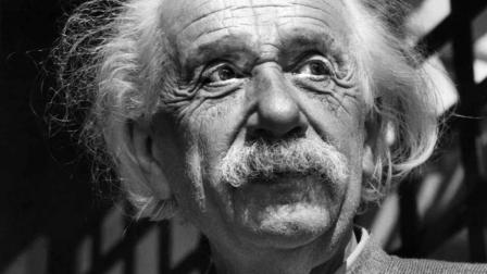 Albert Einstein sacando la legua, la moneda más pequeña del mundo