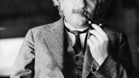 Albert Einstein sacando la legua, la moneda más pequeña del mundo
