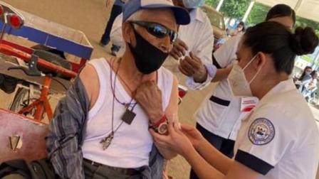 Tantas fueron las ganas de que Don Magdaleno recibiera su vacuna contra covid-19, que la familia del adulto mayor lo llevó en un triciclo hasta uno de los puntos de vacunación de Durango.