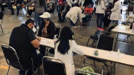 Tantas fueron las ganas de que Don Magdaleno recibiera su vacuna contra covid-19, que la familia del adulto mayor lo llevó en un triciclo hasta uno de los puntos de vacunación de Durango.