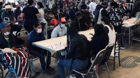 Tantas fueron las ganas de que Don Magdaleno recibiera su vacuna contra covid-19, que la familia del adulto mayor lo llevó en un triciclo hasta uno de los puntos de vacunación de Durango.