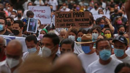 Vestidos de blanco y con pancartas en la que se exigían "paz y justicia", miles de personas se manifestaron este martes en la ciudad mexicana de Guadalajara para repudiar el brutal asesinato de tres hermanos. / Cuartoscuro