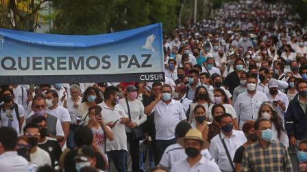 A la marcha acudieron numerosos jóvenes, maestros y directivos de la universidad de Guadalajara, donde estudiaba una de las víctimas. / Cuartoscuro