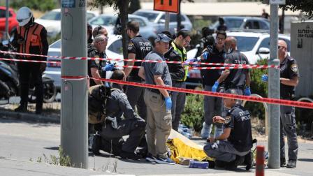 JERUSALÉN. Dos personas, entre ellas un soldado israelí, resultaron heridas este lunes en un ataque con cuchillo en una estación de tranvía de Jerusalén, poco antes de que las fuerzas del orden mataran al atacante.