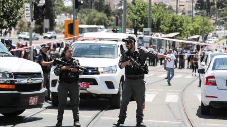 Las fuerzas de seguridad presentes 'dispararon y mataron al atacante', informó Micky Rosenfeld, vocero de la policía, sin precisar su identidad. 