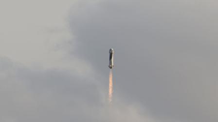 La nave New Shepard es una combinación de cohete y cápsula de 18.3 metros de altura y totalmente autónoma.