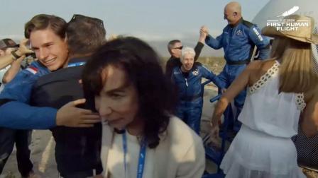 Tras aterrizar, el capitán Jeff Bezos y compañía celebraron efusivamente.