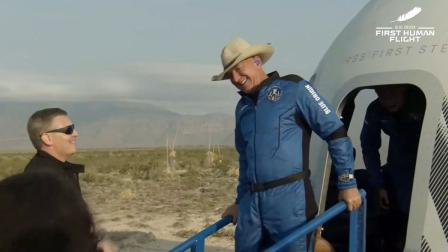 Durante el vuelo, Bezos y sus compañeros de viaje se desabrocharon los cinturones para disfrutar de unos minutos de ingravidez.