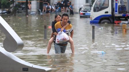 Inundaciones China dejan 25 muertos; ahogados en el metro y desolación