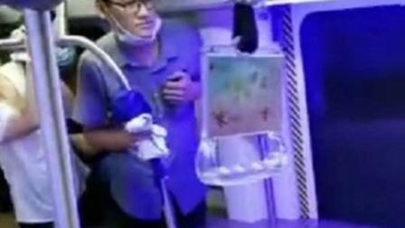 Imágenes difundidas en las redes sociales mostraban a los pasajeros del metro con el agua hasta el cuello en un vagón, aferrados a las asas.