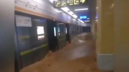 Las autoridades cerraron el metro, inundado, y suspendieron centenares de vuelos en el aeropuerto de la ciudad.