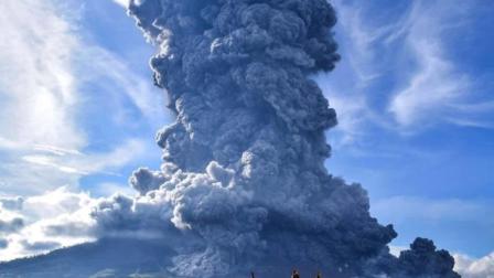 Volcán Sinabung entra en erupción en Indonesia