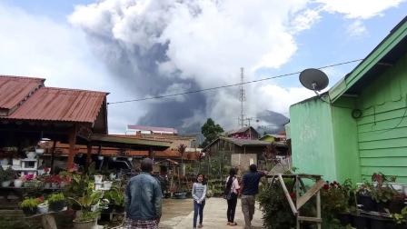 La nueva erupción del Sinabung se prolongó durante 12 minutos.