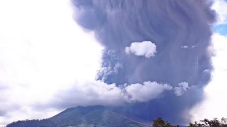 La nube de cenizas alcanzó más de 4 mil metros de altura.