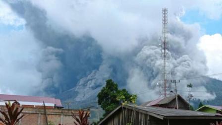 El Sinabung estuvo dormido durante siglos hasta que despertó en 2010 con una erupción que mató a dos personas.