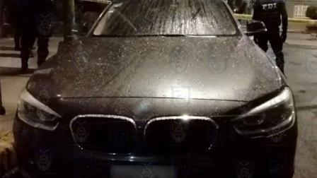 Las autoridades aseguraron drogas, dinero en efectivo, armas de fuego y un auto de alta gama. 