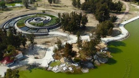 Utiliza el agua que proviene del recién creado humedal de caracol y luego se mezcla con el lago.