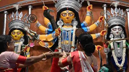 Los sacerdotes hindúes realizan rituales frente a un ídolo de la diosa Durga con motivo del festival Durga Puja en Kolkata.