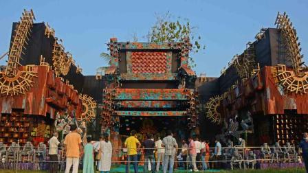 La gente visita Pandal, lugar de culto improvisado para Durga Puja
