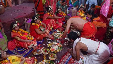 Los devotos hindúes ofrecen oraciones a las niñas vestidas como la diosa hindú Durga para los rituales 'Kumari' durante el festival Durga Puja en el templo Kamakhya en Guwahati