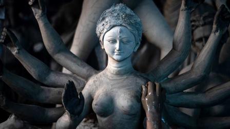 Un artesano trabaja en un ídolo de Durga antes del festival Durga Puja en Guwahati