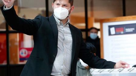 El joven diputado de izquierda, Gabriel Boric, al momento de emitir su voto. Foto: AFP