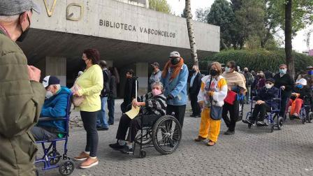 El pasado lunes más de 10 mil abuelitos fueron vacunados en la Biblioteca Vasconcelos. Foto: Especial