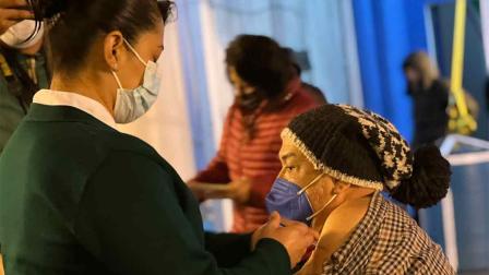 En el macromódulo de vacunación instalado en Campo Marte donde también se aplica la dosis de refuerzo a adultos de 60 y más.