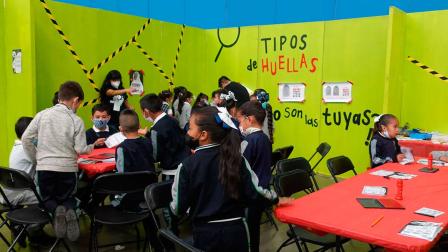 Niños en una actividad de libros.